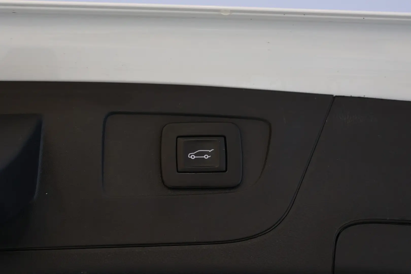 Car Image - 187iDpM8MbcMVm03uvrl65