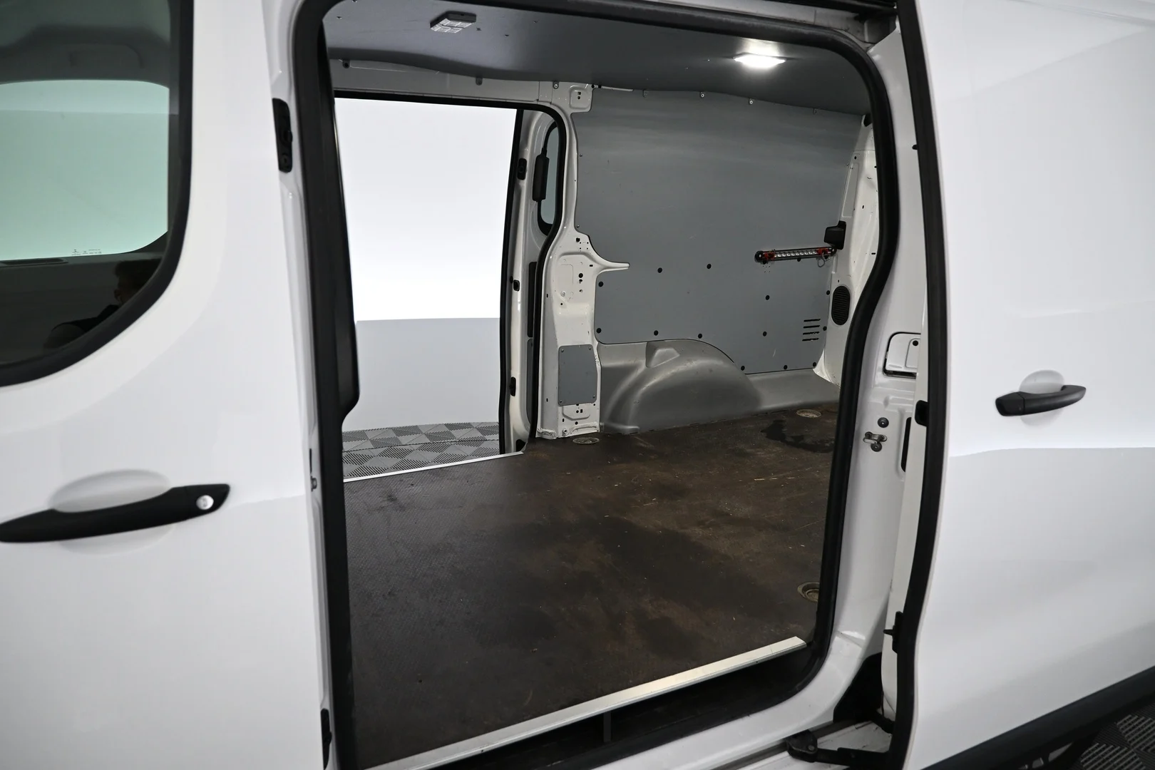 Car Image - 25YwaRFCEkX7Q92jW18U8I