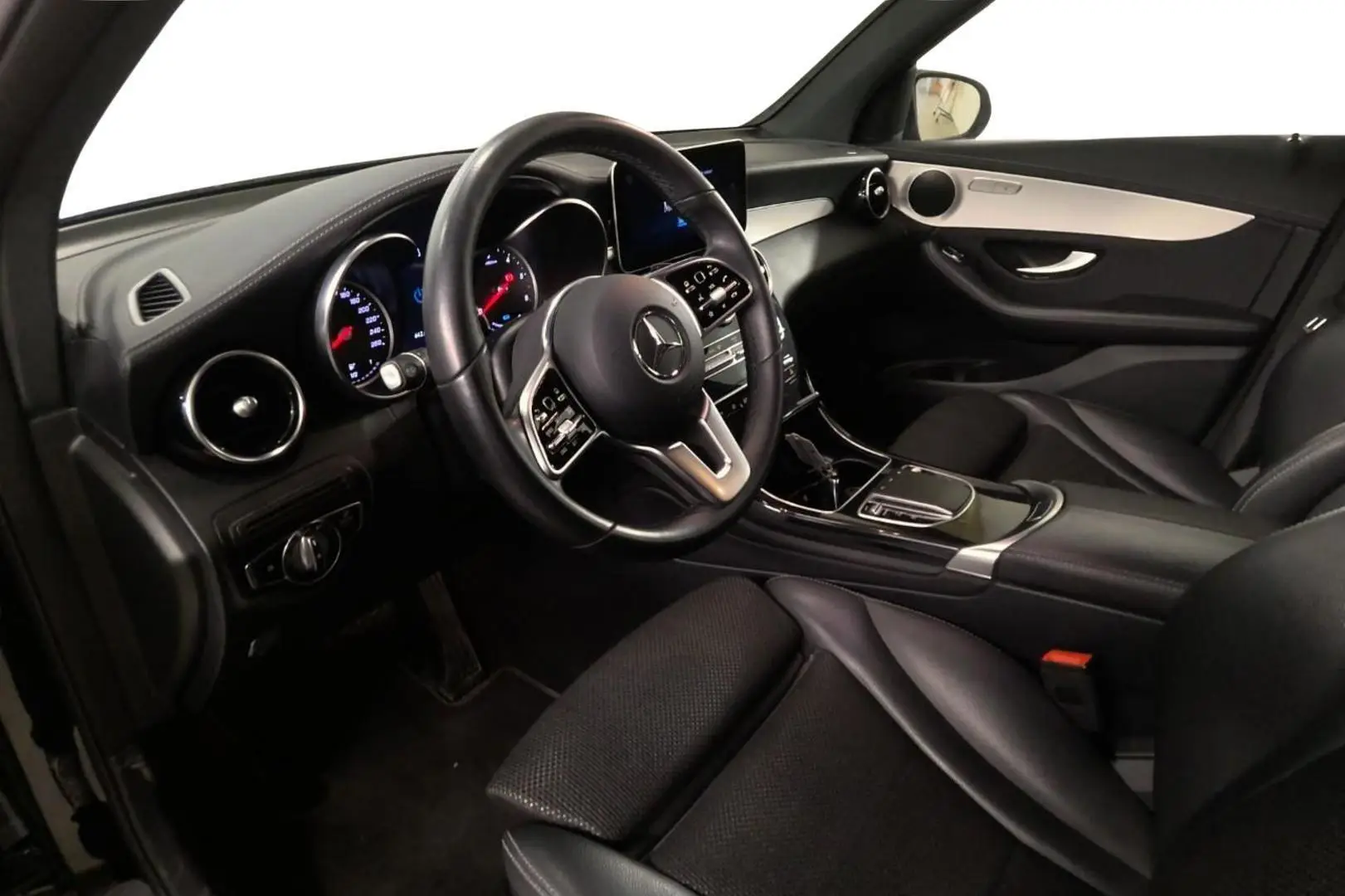 Car Image - 7aw0J7hgPVS8z5ZxGZbFBE