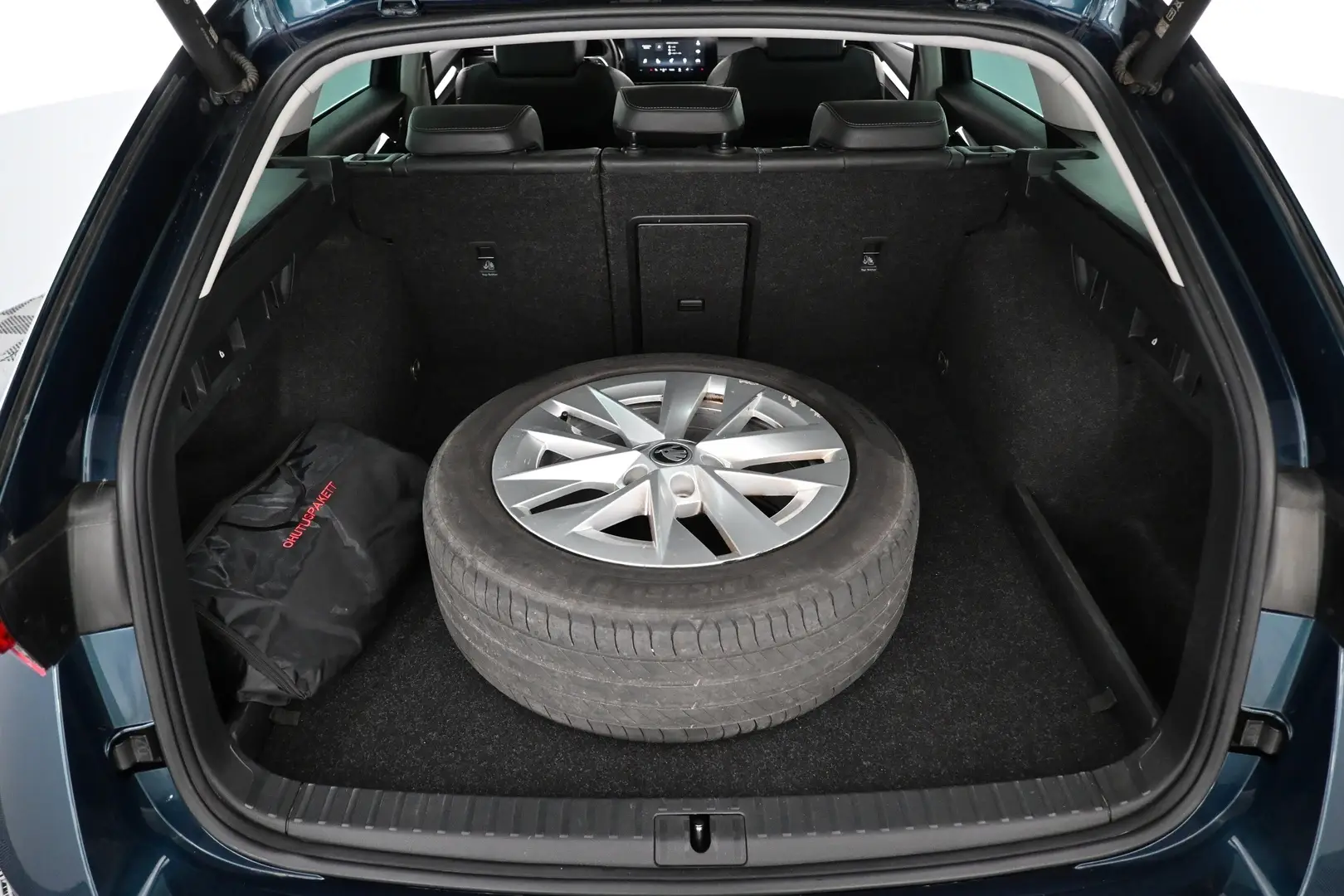 Car Image - 3quGSsFFB9dXdDe9BsKdcb