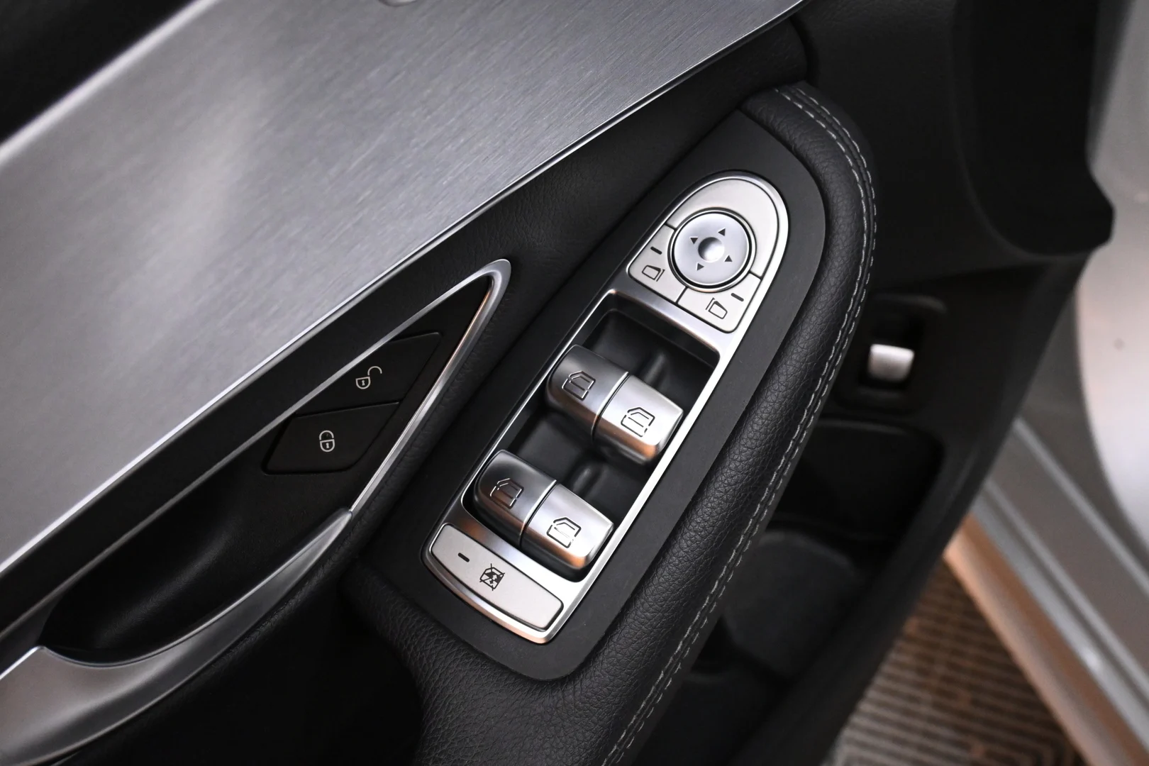 Car Image - 6oa2PnSgcKn8XiIgQU6WJO