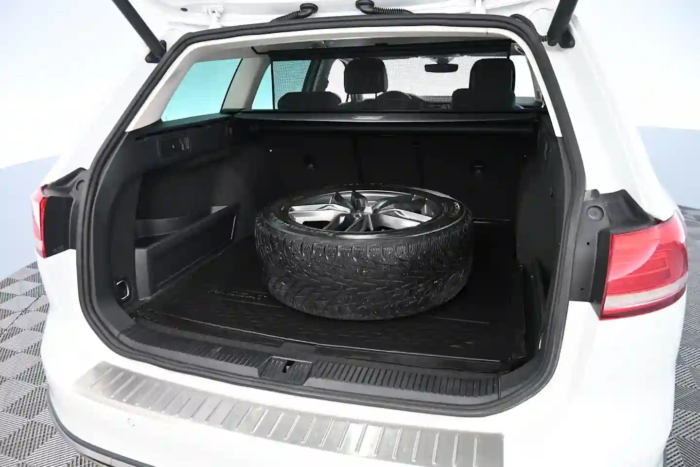 Car Image - dUVTut2RZ8LpI6qOiLTPd