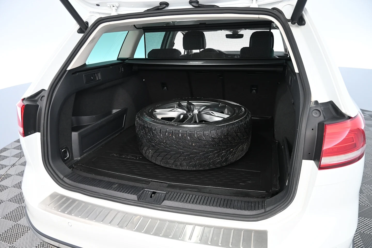 Car Image - dUVTut2RZ8LpI6qOiLTPd