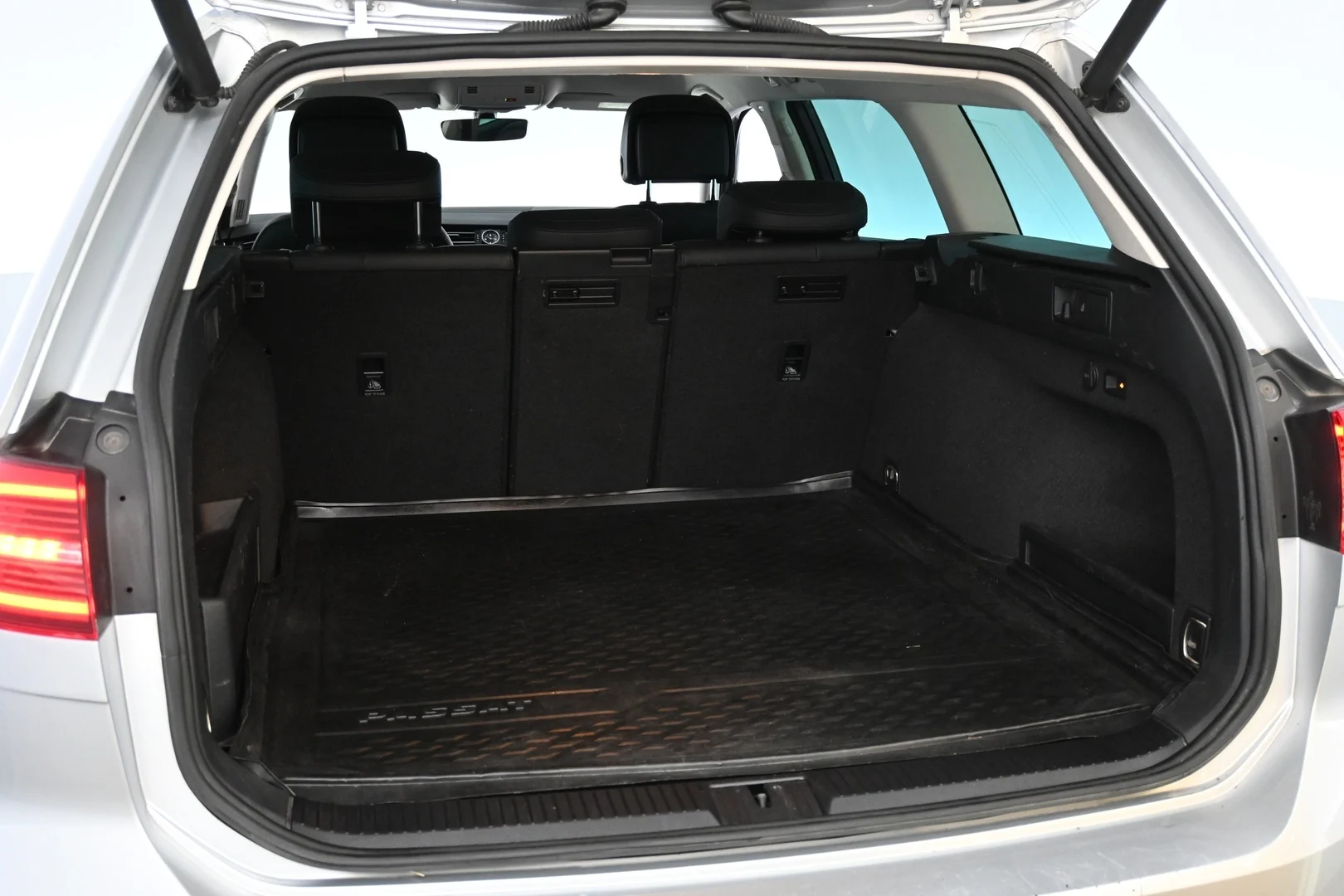 Car Image - 3Kfiu7oIfEuxYT8KgYBhAZ