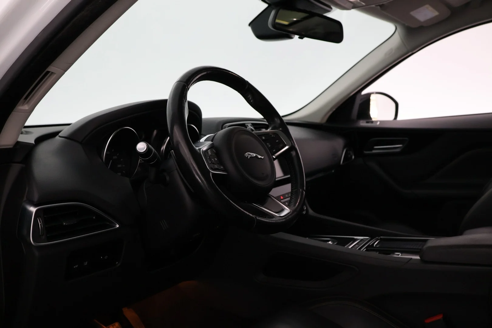 Car Image - 25kOibCOYdTmWxJZgFpkzz