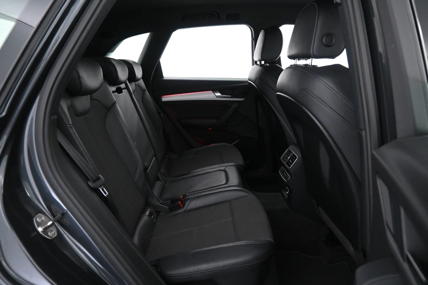 Car Image - JchVWG8fCsDUmIMJ4pog0