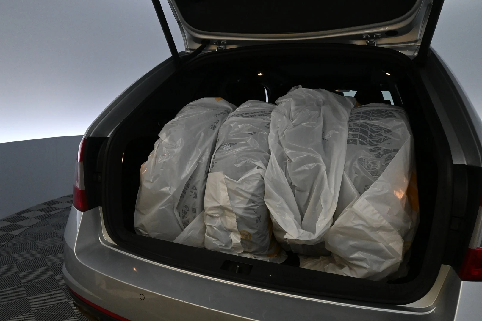 Car Image - 1iMGiOi64IOoItFpOdFaXy