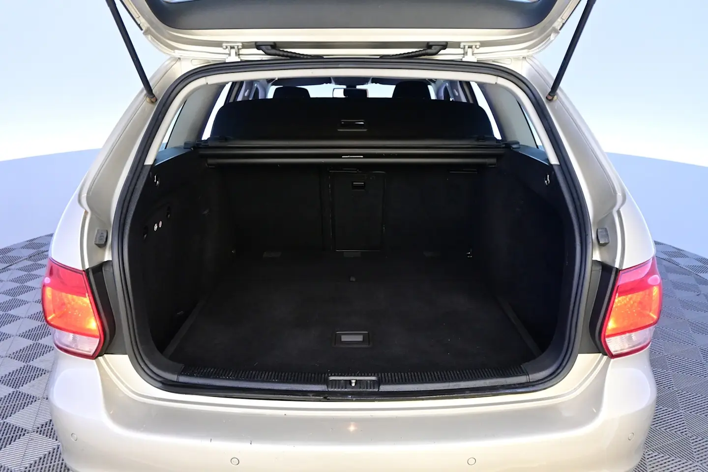 Car Image - HPLOmBcVImYhiydXpxRS5