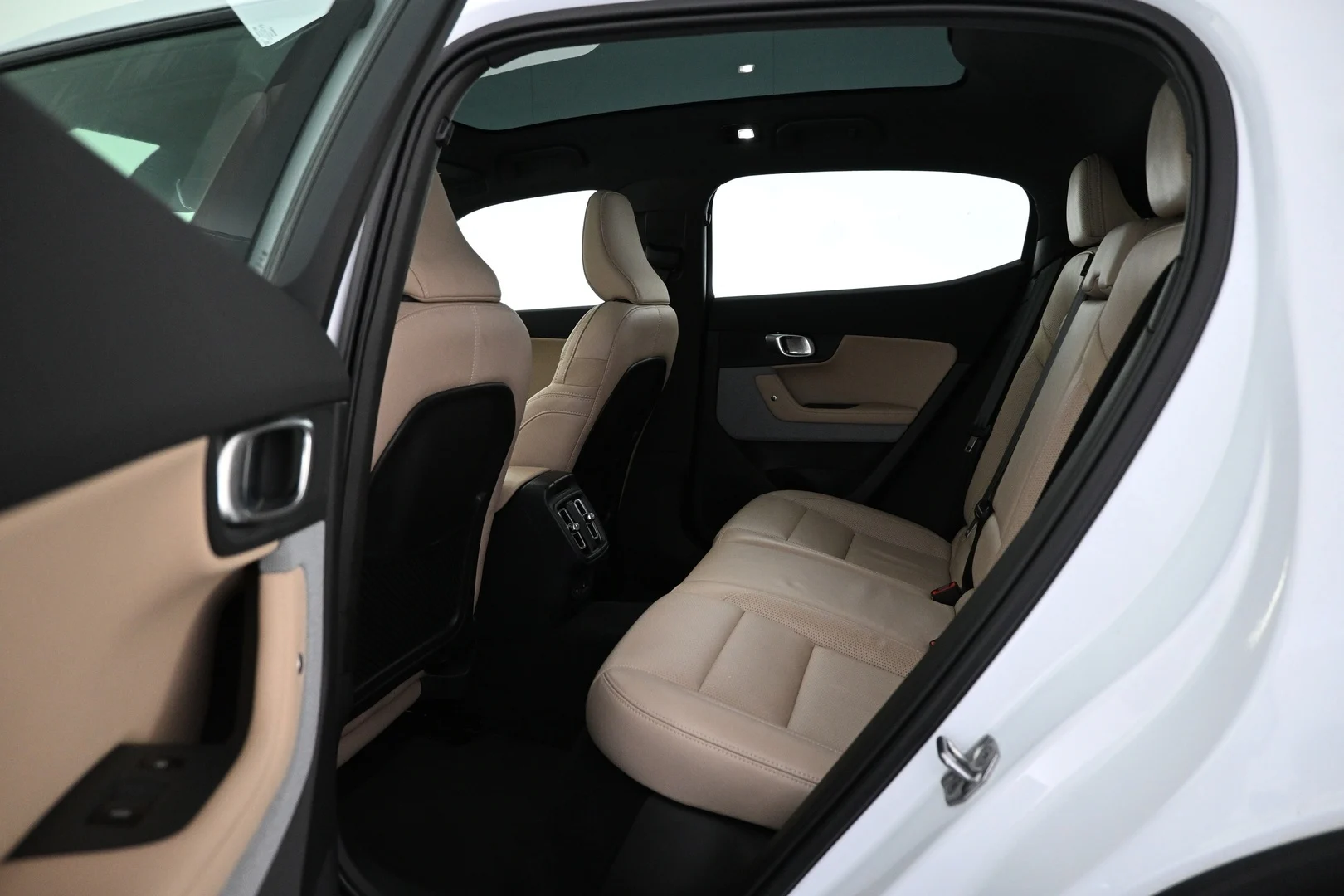 Car Image - 2vcwRA3WHmbOmgCN8Ns36M