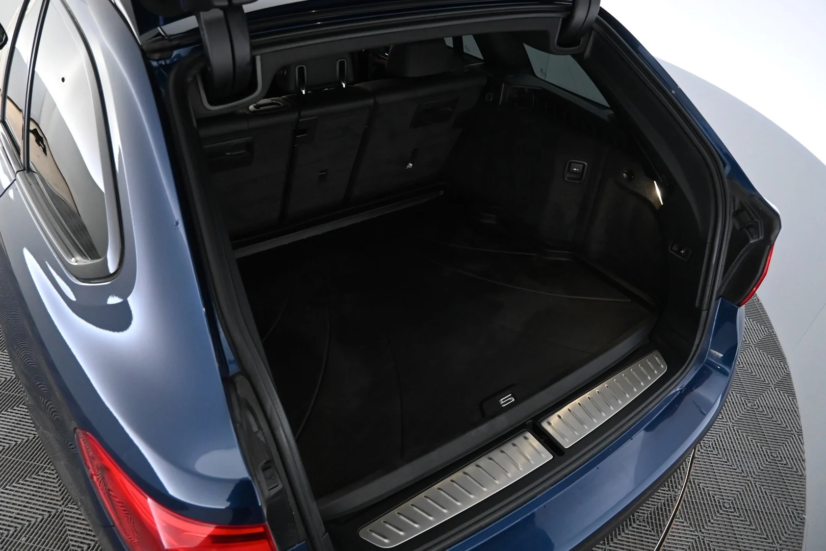 Car Image - an2voZWe11tosbg275H3u