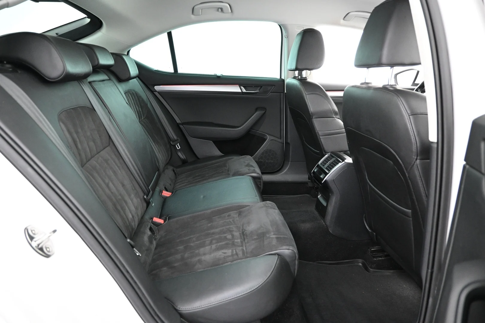 Car Image - 5j9uRxQ9IPiWzGhajdBg4W