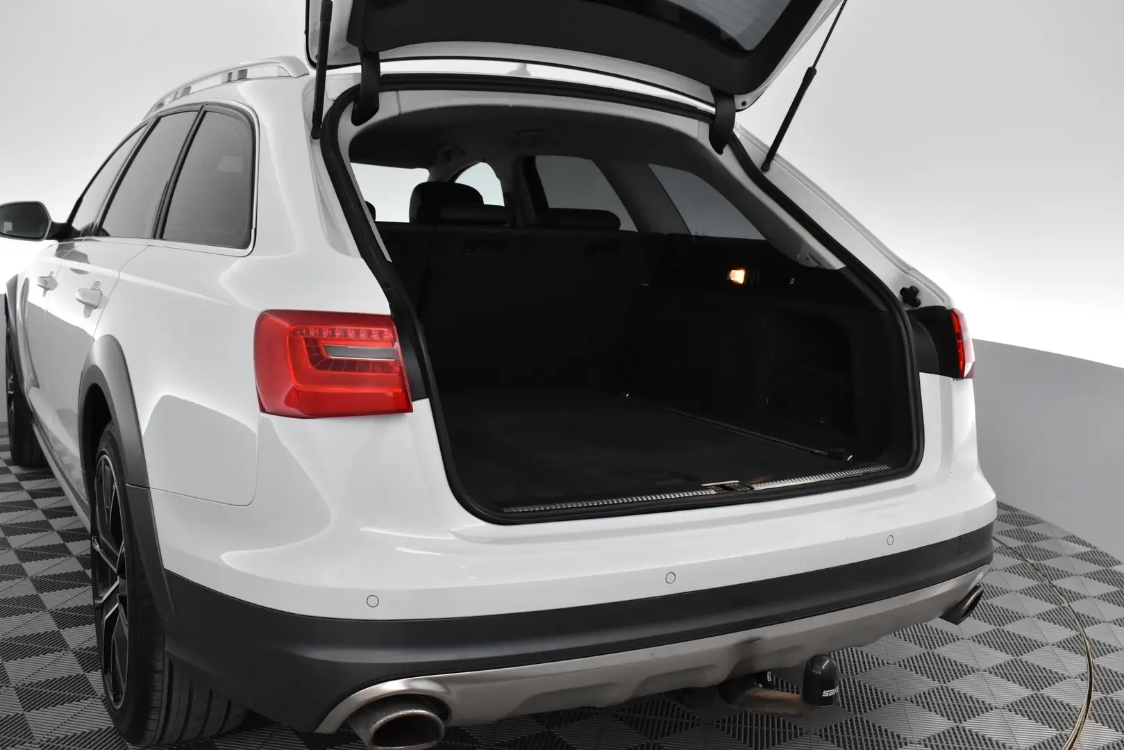 Car Image - s3t8kQRC9e63L09X03sxk
