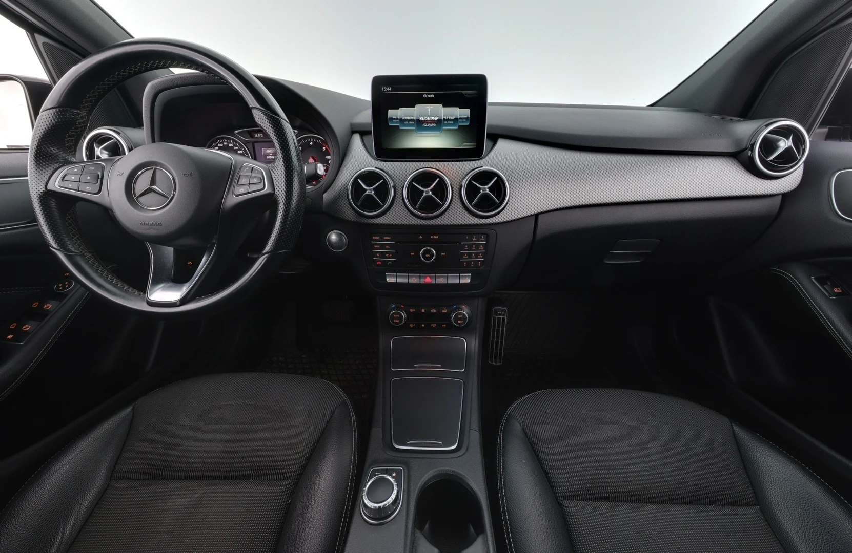 Car Image - vM1Cya0m979Ym4Qgnp8Tx