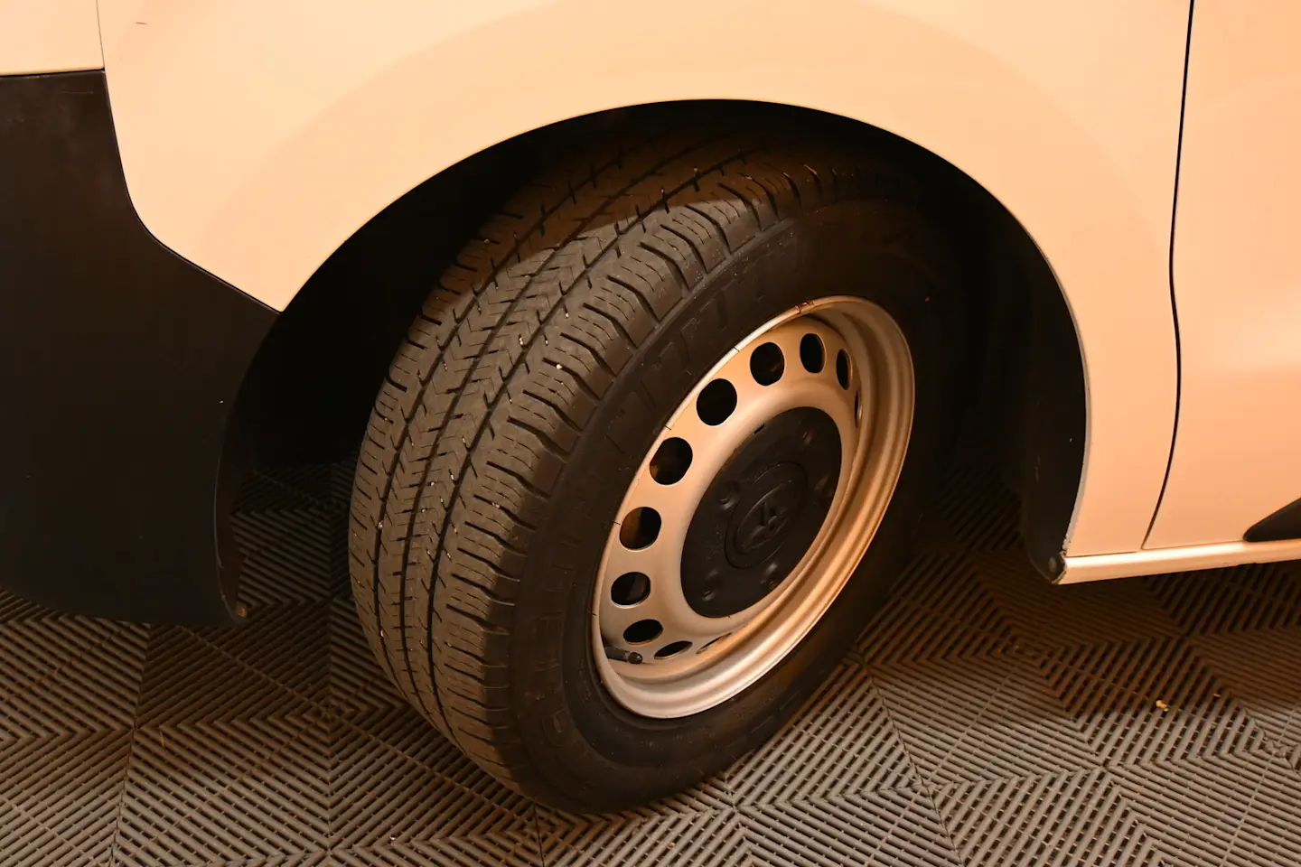Car Image - 2lqxBzkZBElr7UM7a3KBgO