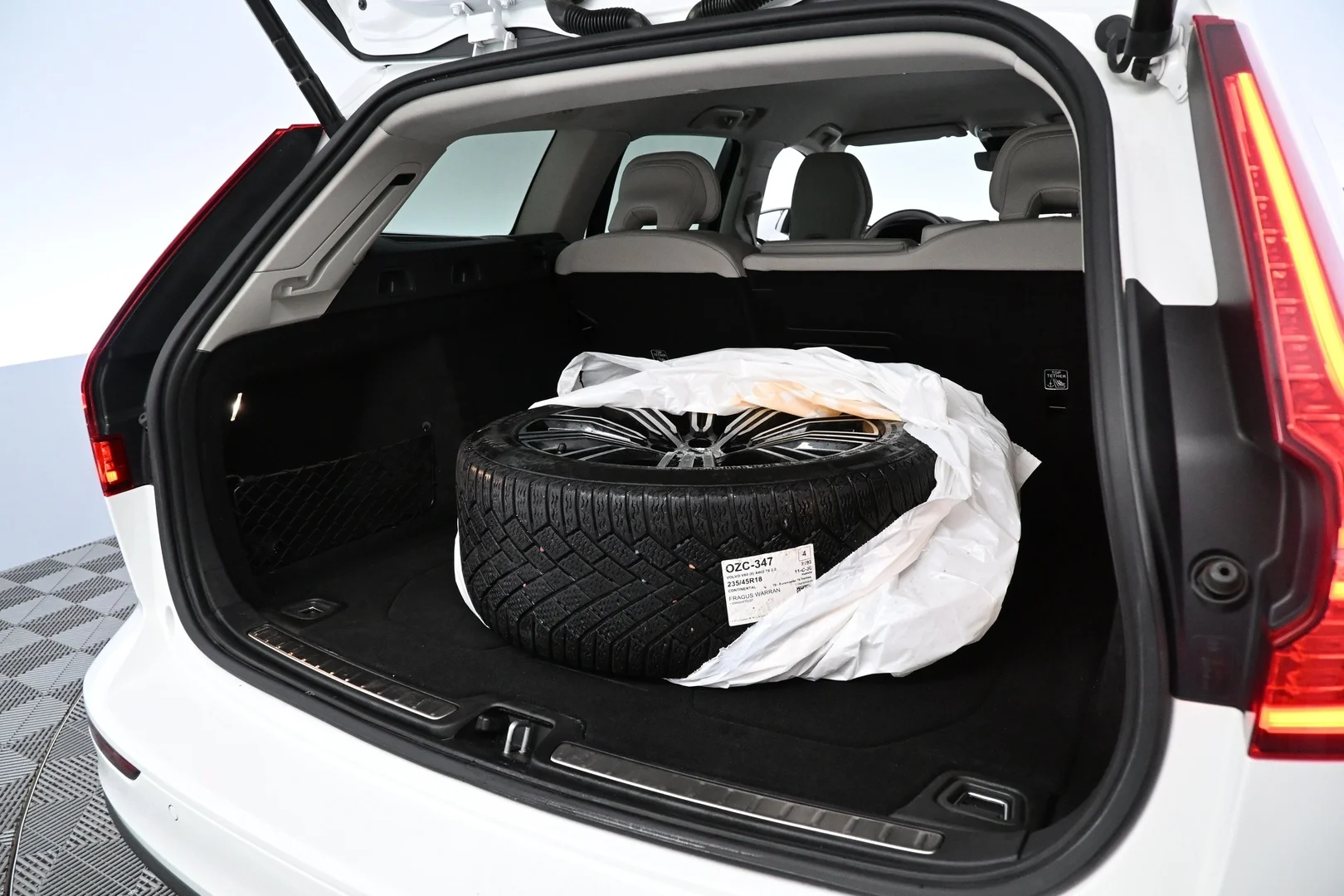 Car Image - BOeo3idWg761DcYUrPY8O