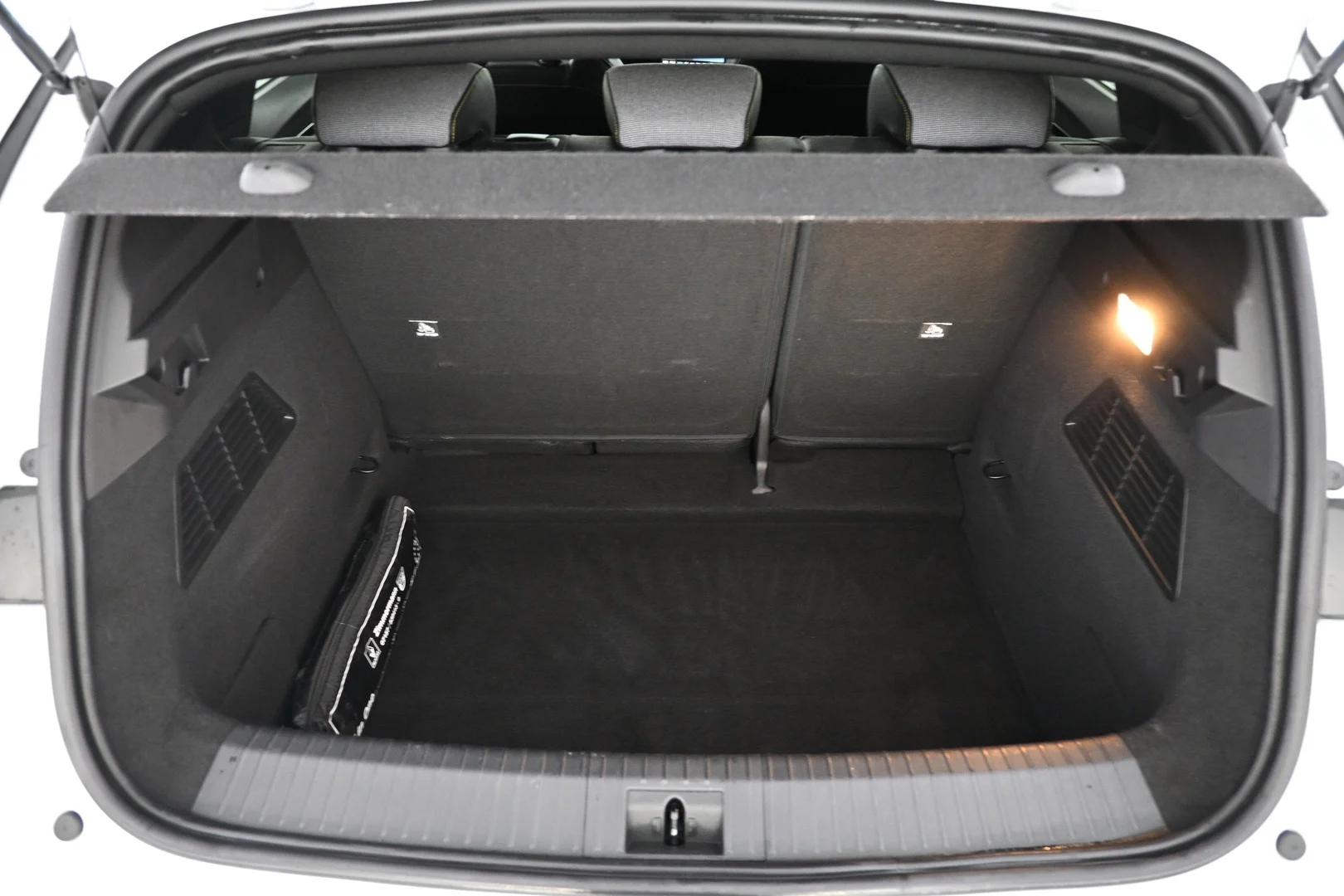 Car Image - 1vqTu3zCAzWqoLoUgRnCXZ