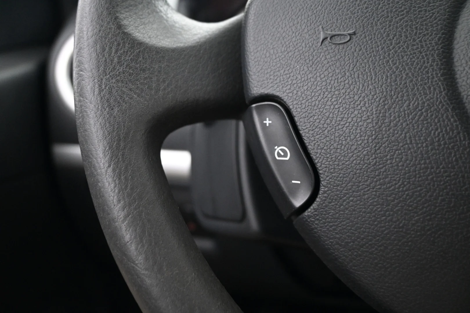 Car Image - 1mziNovOajxoAXFK8Sz7Xe