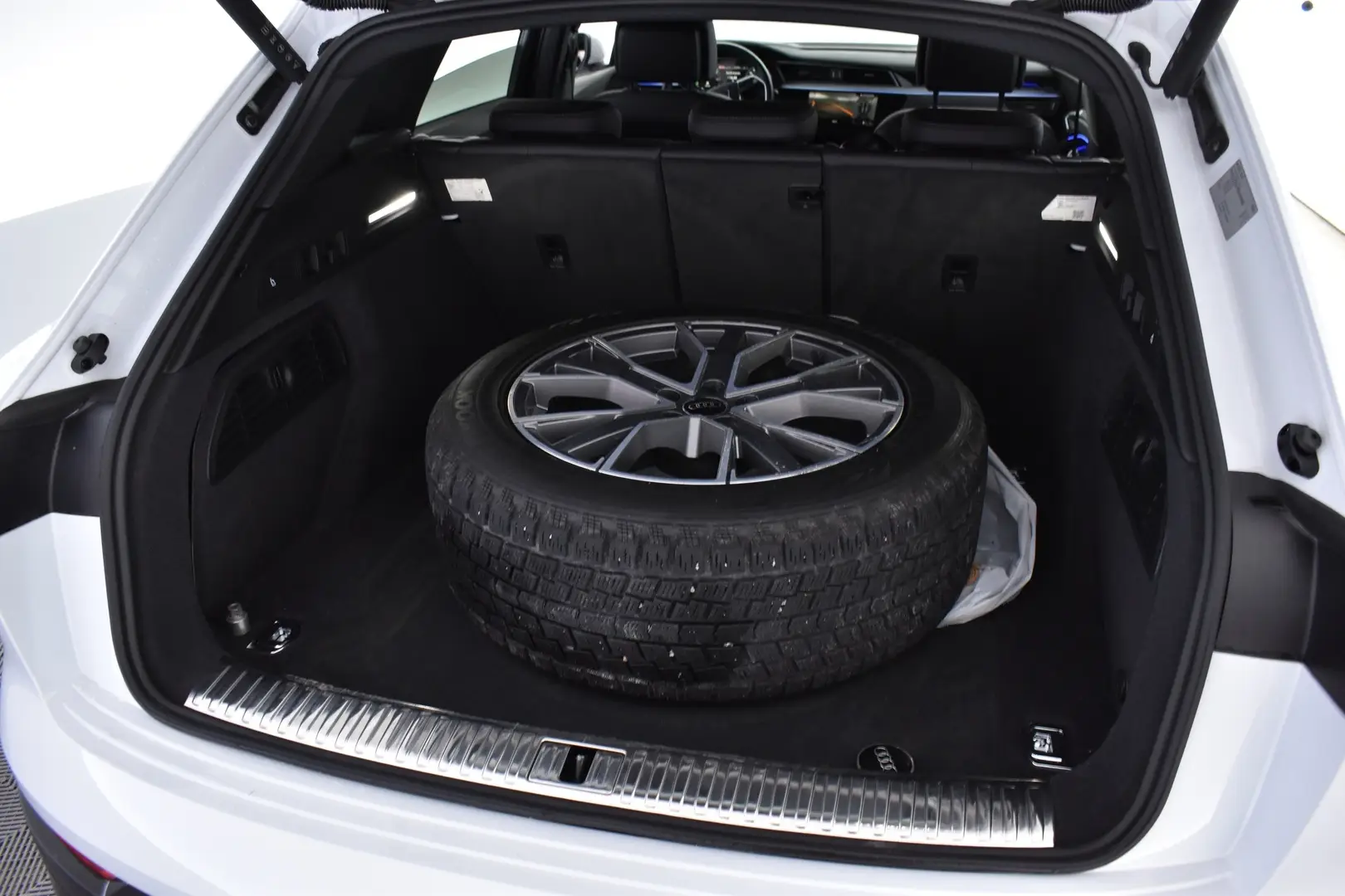 Car Image - 6yJC6dmgLSmEIARQA8LVii