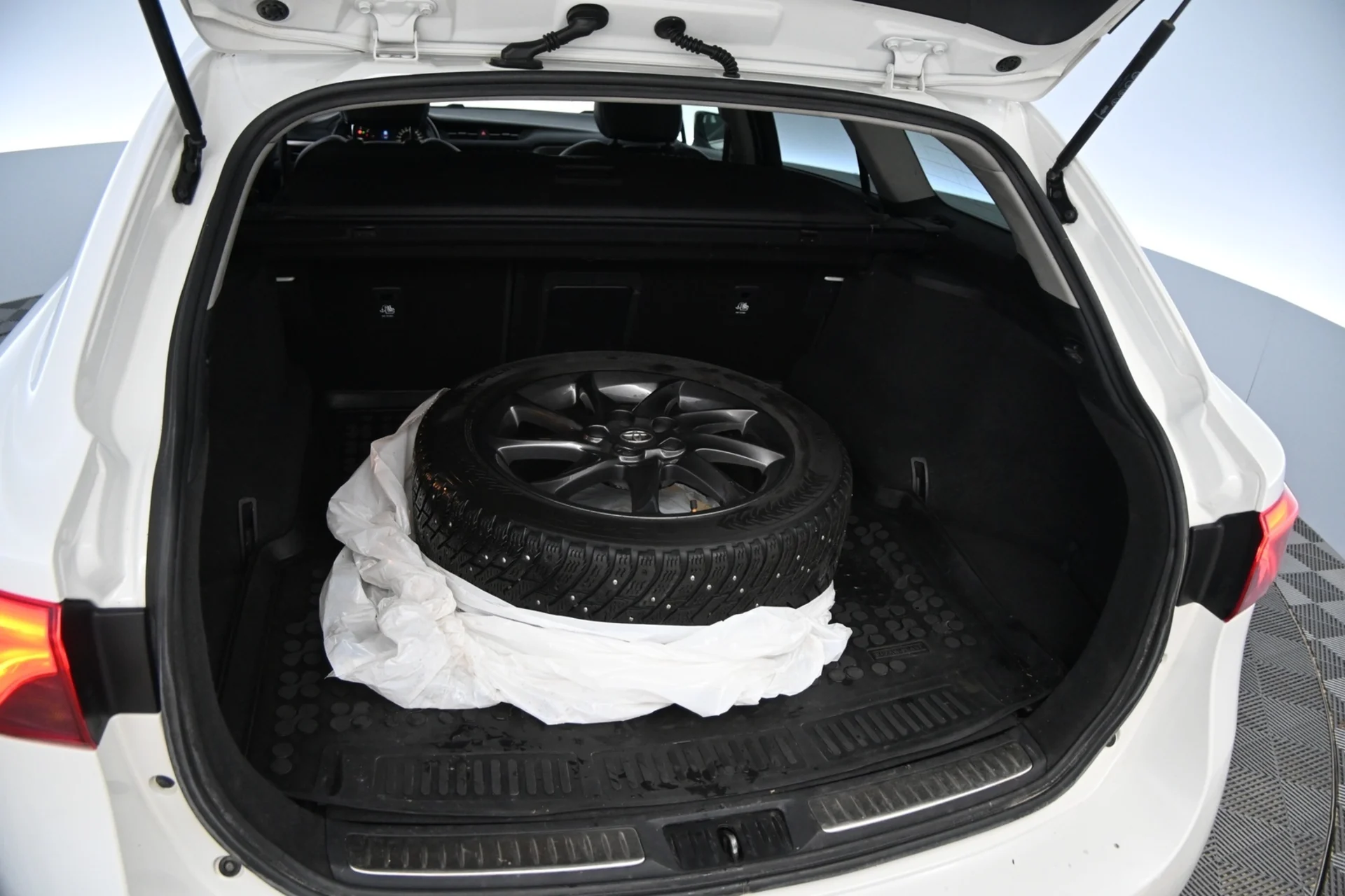 Car Image - 2asLIyYU7LGdXux2GVtLRn