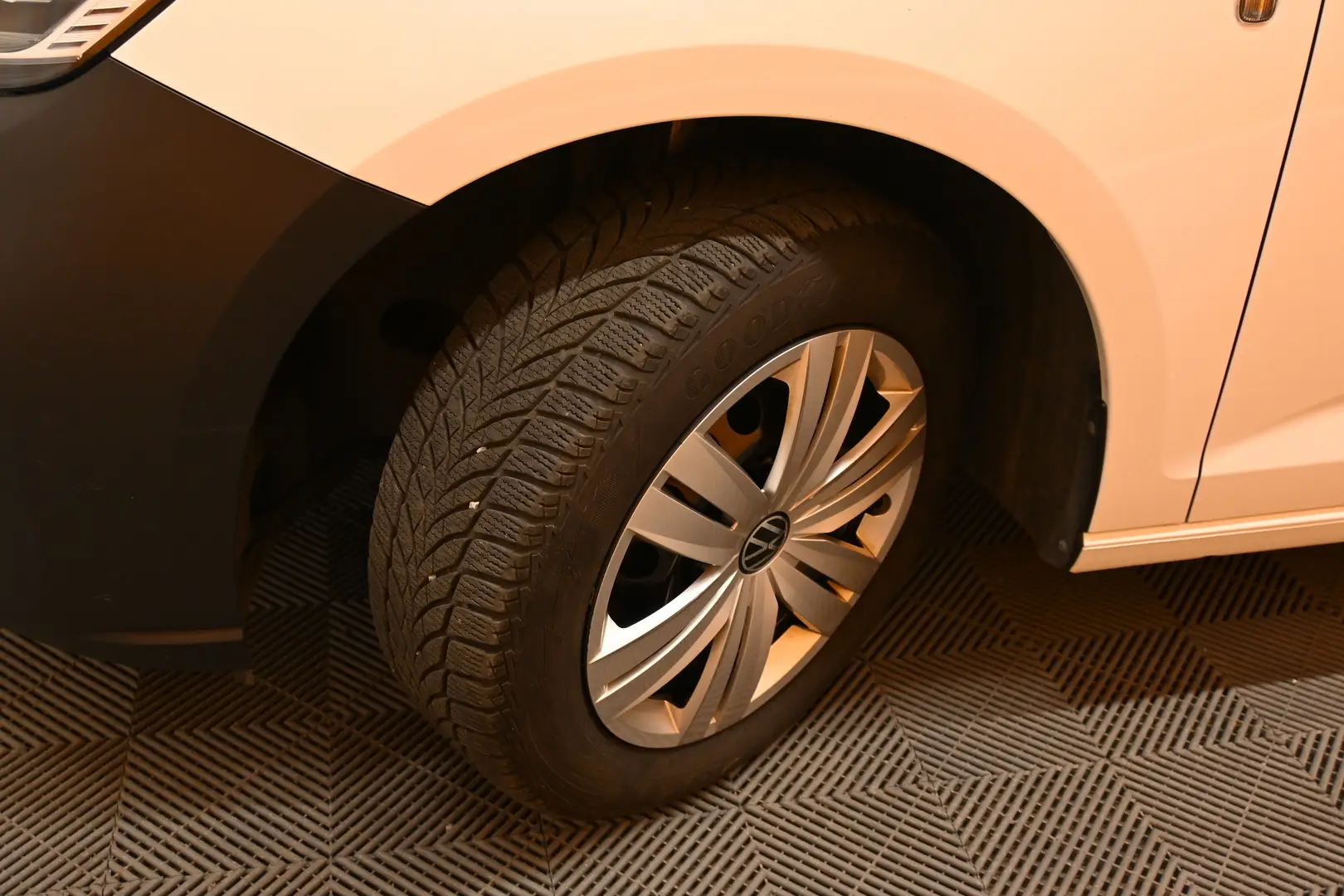 Car Image - 7hkx0H0P9CJYX2jg3IoiO1
