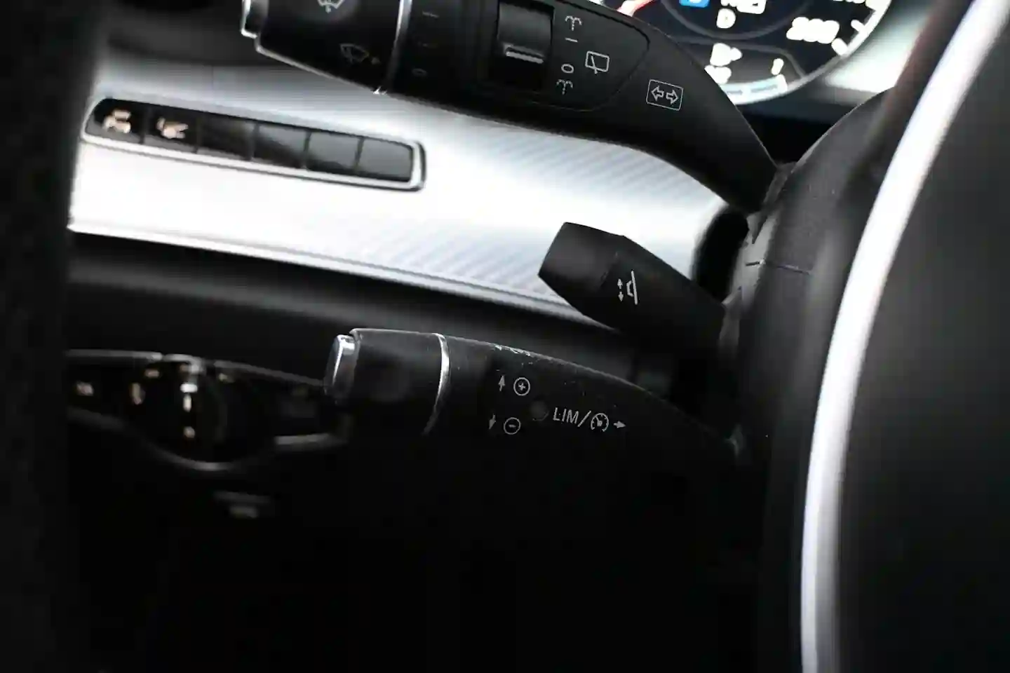 Car Image - 2t0QqOLLDi9IqCiXNAbHkQ