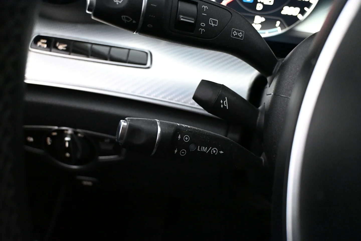 Car Image - 2t0QqOLLDi9IqCiXNAbHkQ