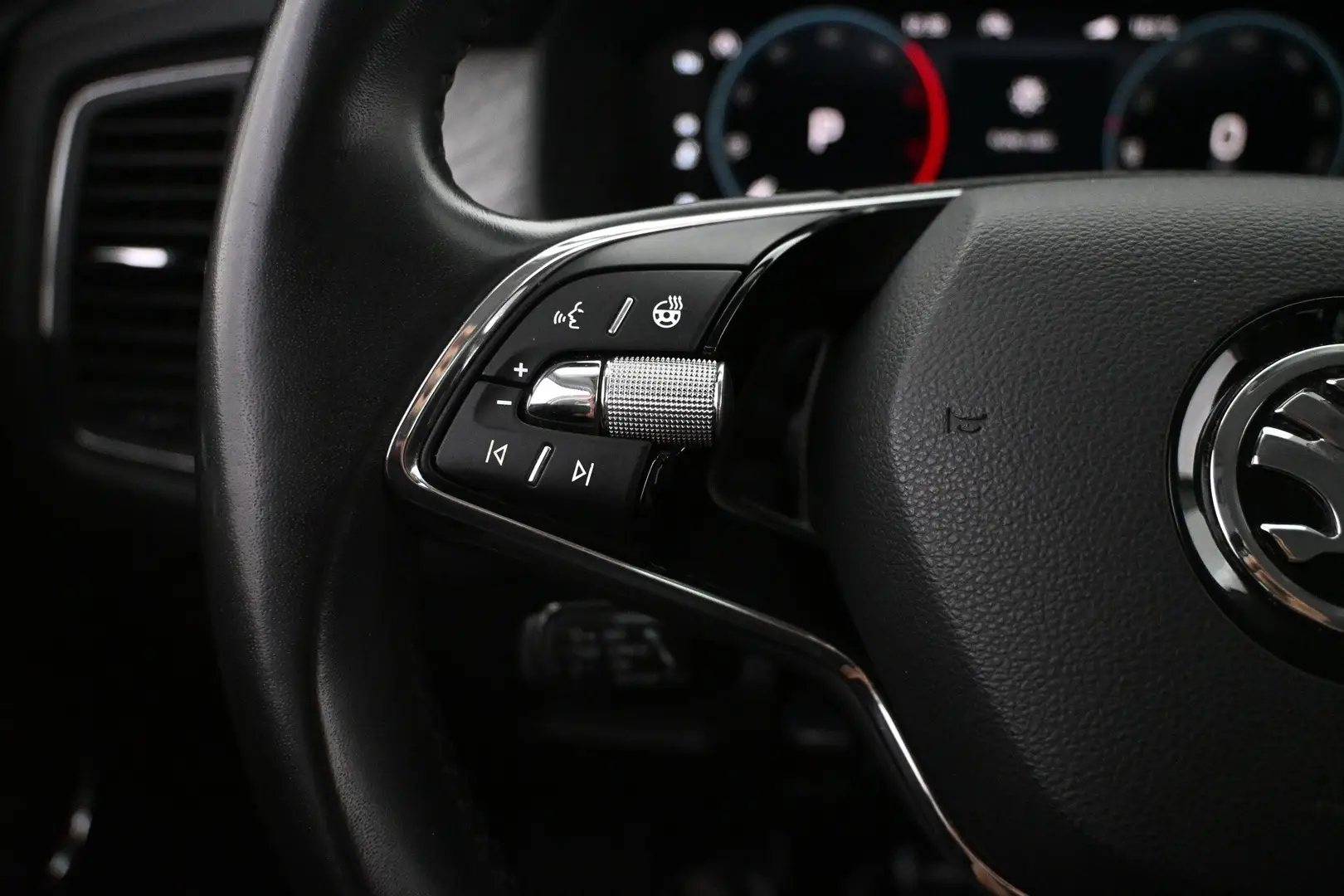 Car Image - 4LuozmvvtmWl5uv7Nd94Iz