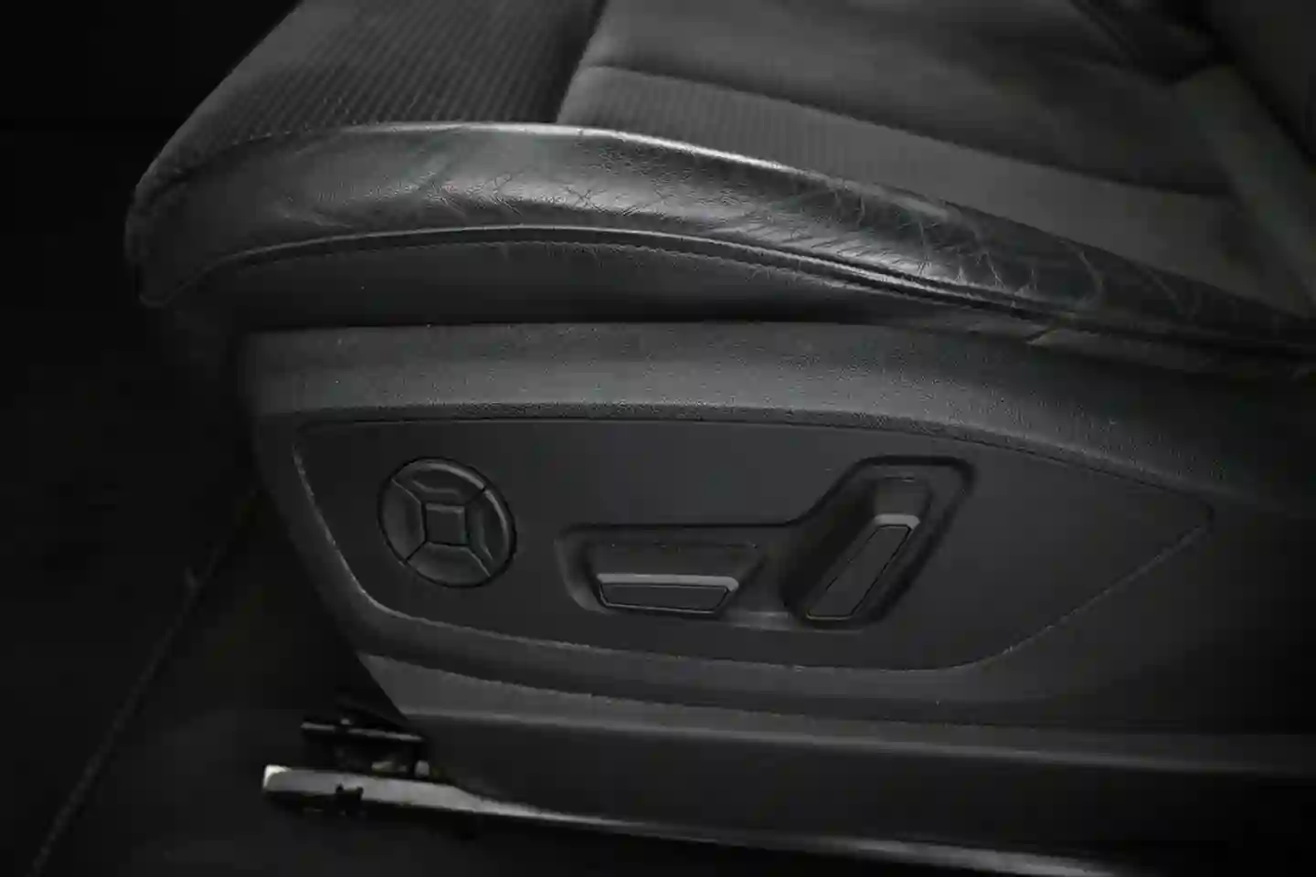 Car Image - 1DVlsTHozufysu1vHwMZIL
