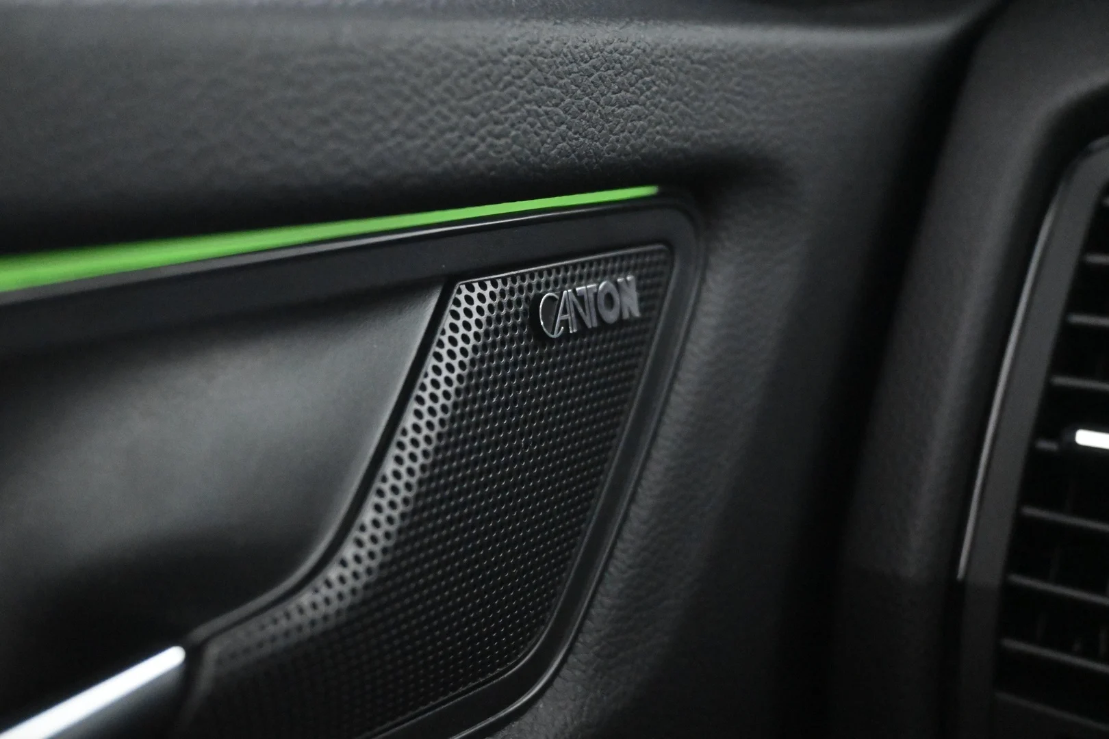 Car Image - 1lgOXsAKYKM1xOmFq3Tg5b