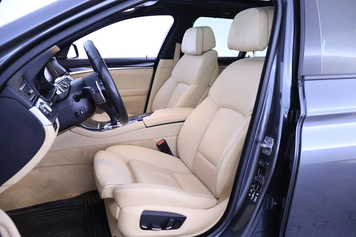 Car Image - 4ADxpjE6s96v1gNDWMPL08