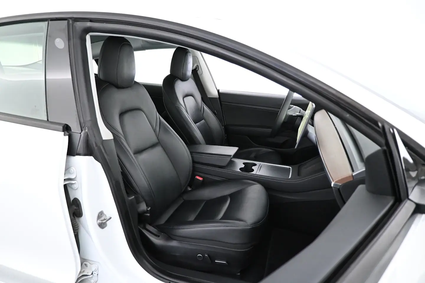 Car Image - 4Rnsq1HlkOqxABo5PNBQJI