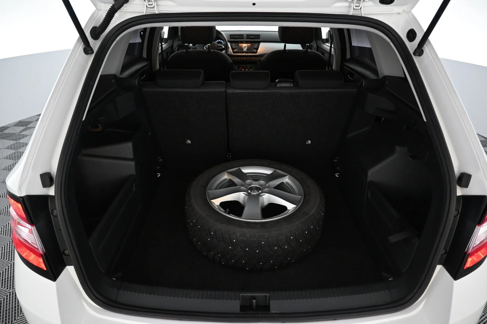 Car Image - 4uIGPJ7GUXjQOdWlKesXcy
