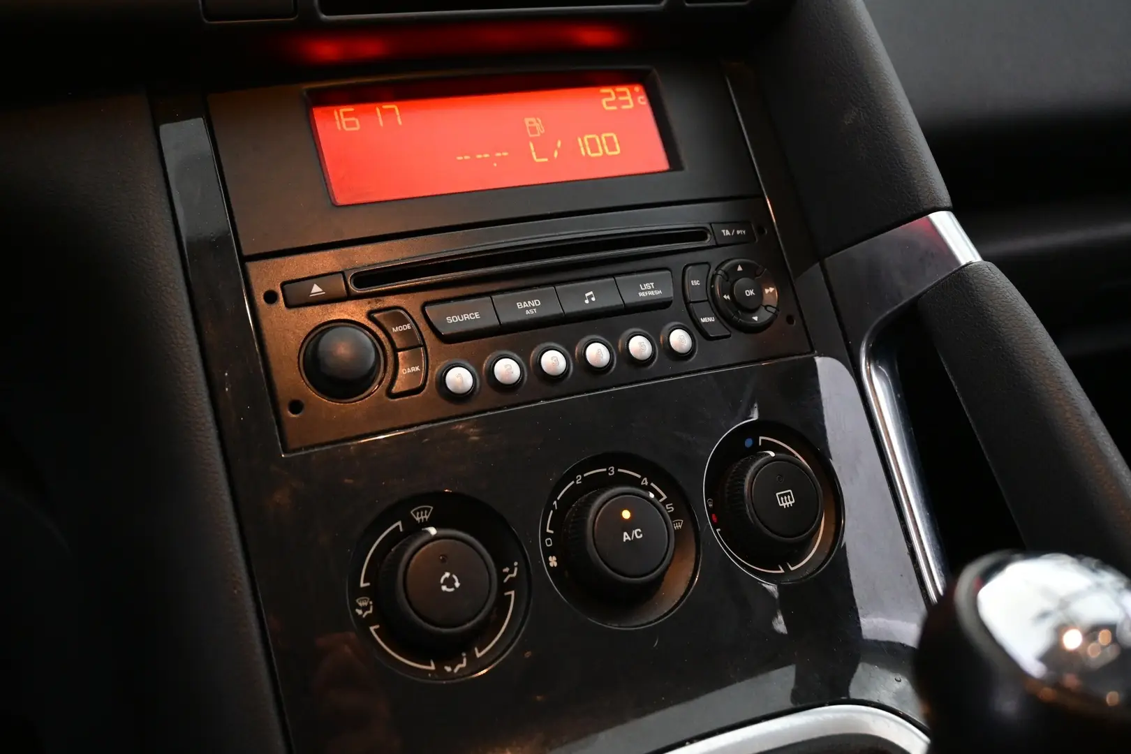Car Image - 1nYr4lvOSO64vJMU4y3lOu