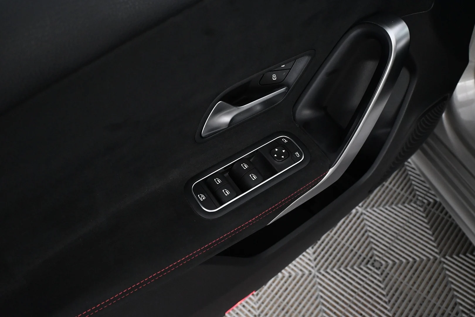 Car Image - O8CbNdHjqIHxYOIkIdSQe