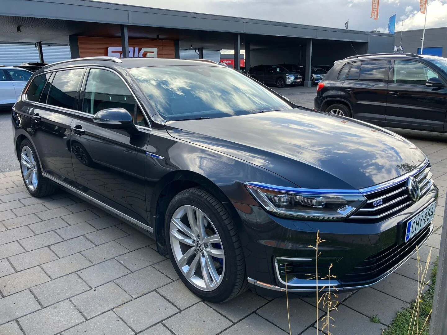 Car Image - 8vcMGfzGYHVrKLETBvMzj