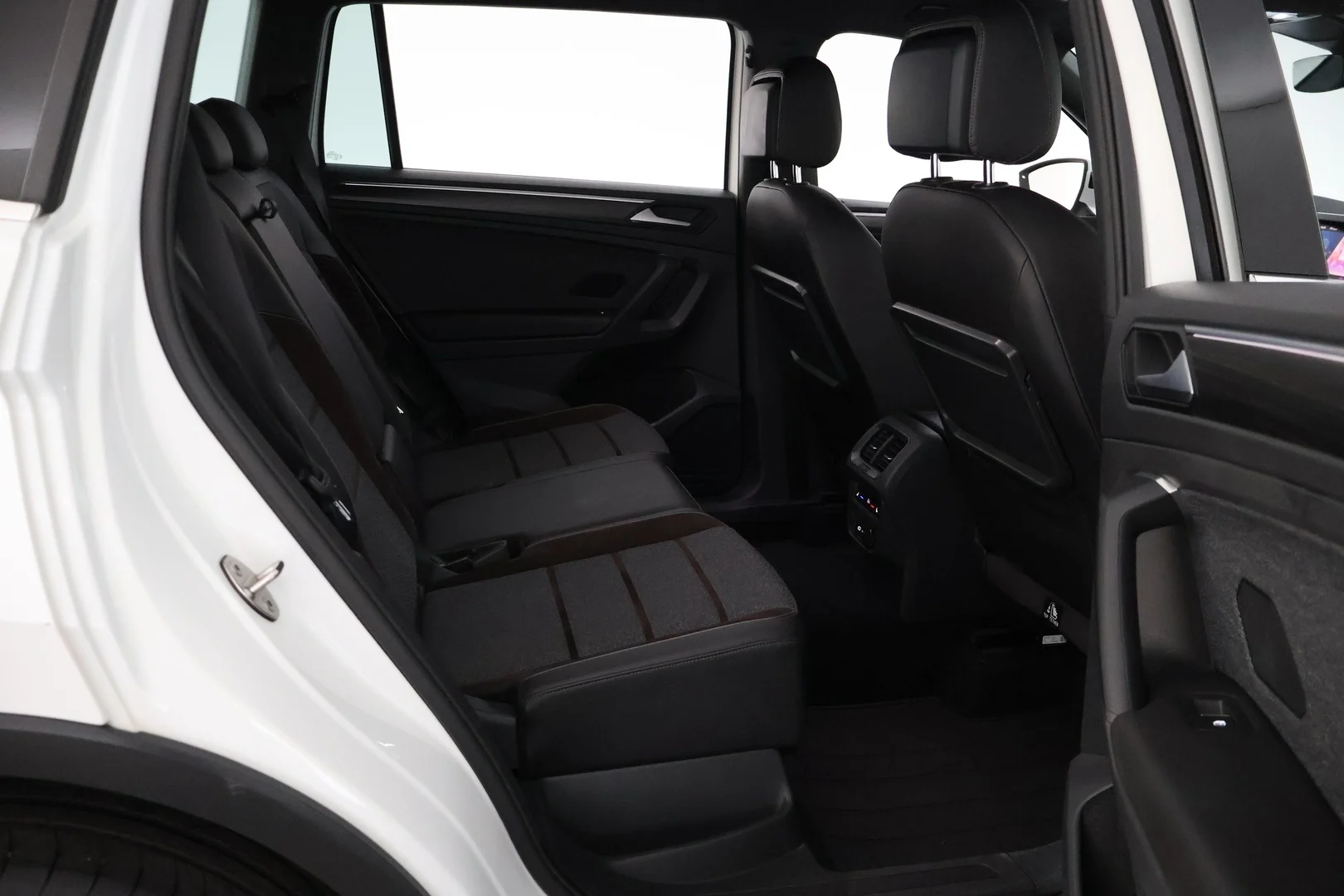 Car Image - 77KrzsmlvfeayfRYEfRrs0
