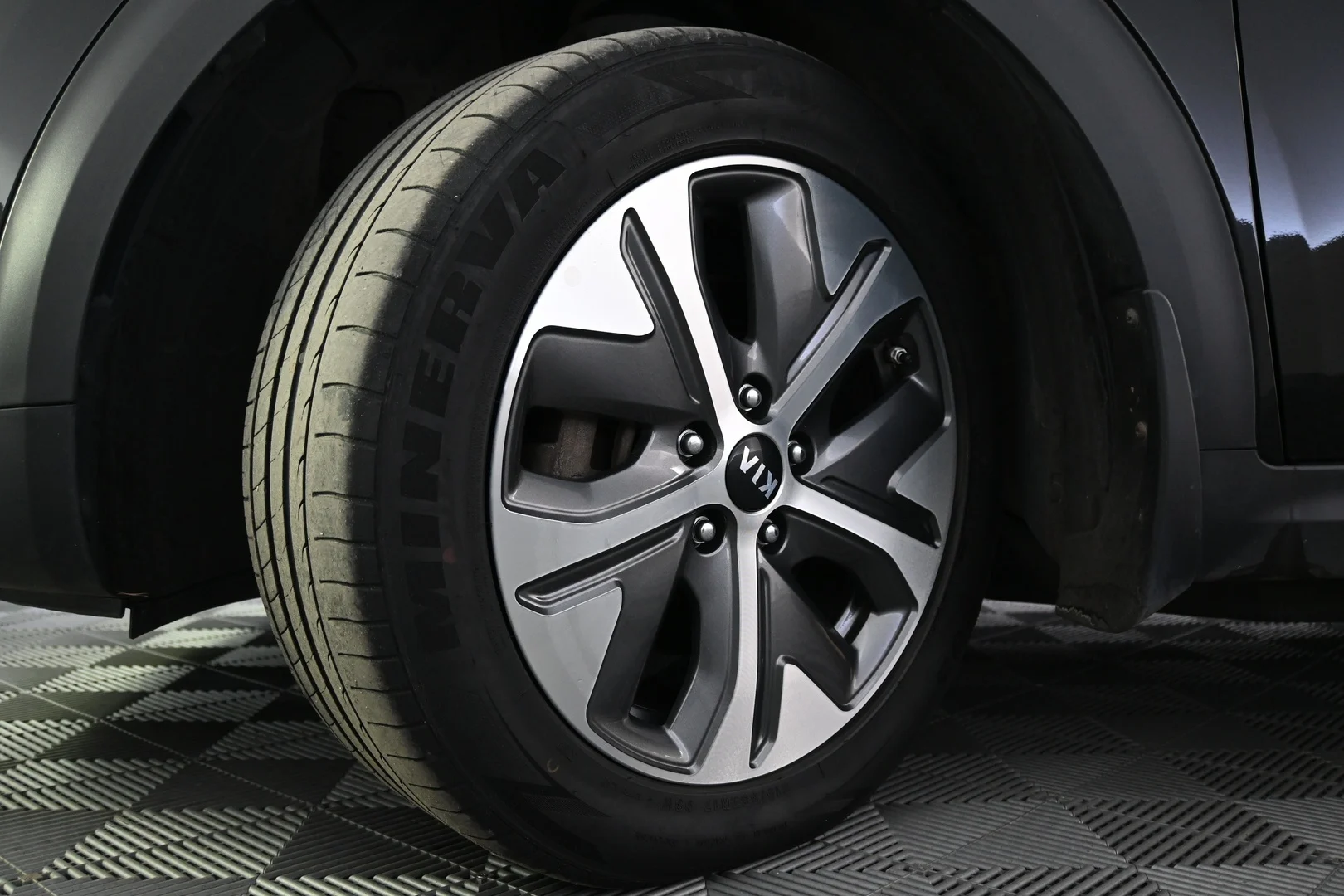 Car Image - 4GsaqIgavuDmRcLiZ9q0RV
