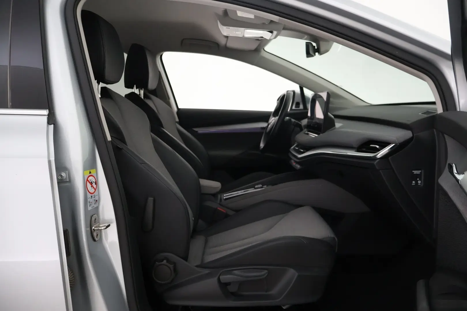 Car Image - 2eEBSOUNGUcetyOlTbDY77
