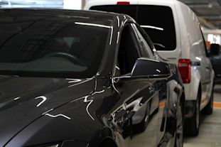 Estä auton lasien huurtuminen helposti! Opi tehokkaat asiantuntijan vinkit ja keinot parantamaan ajoturvallisuutta.