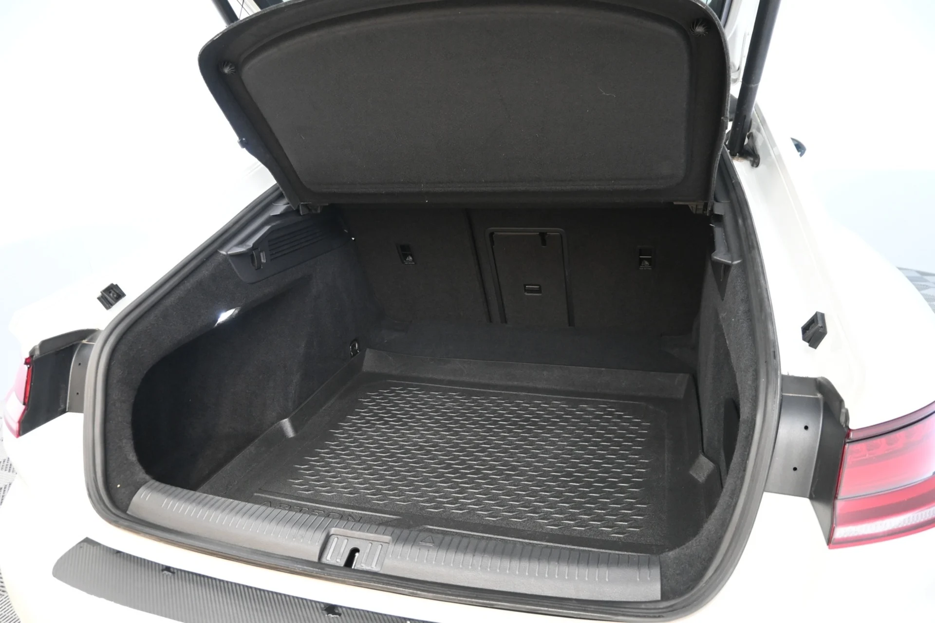 Car Image - 2O4giZZMXZFuMQ8SYxlI6s