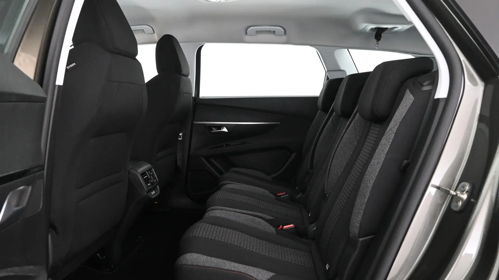 Car Image - 4ZQe2mzEq3YhB10Mxc7mvJ