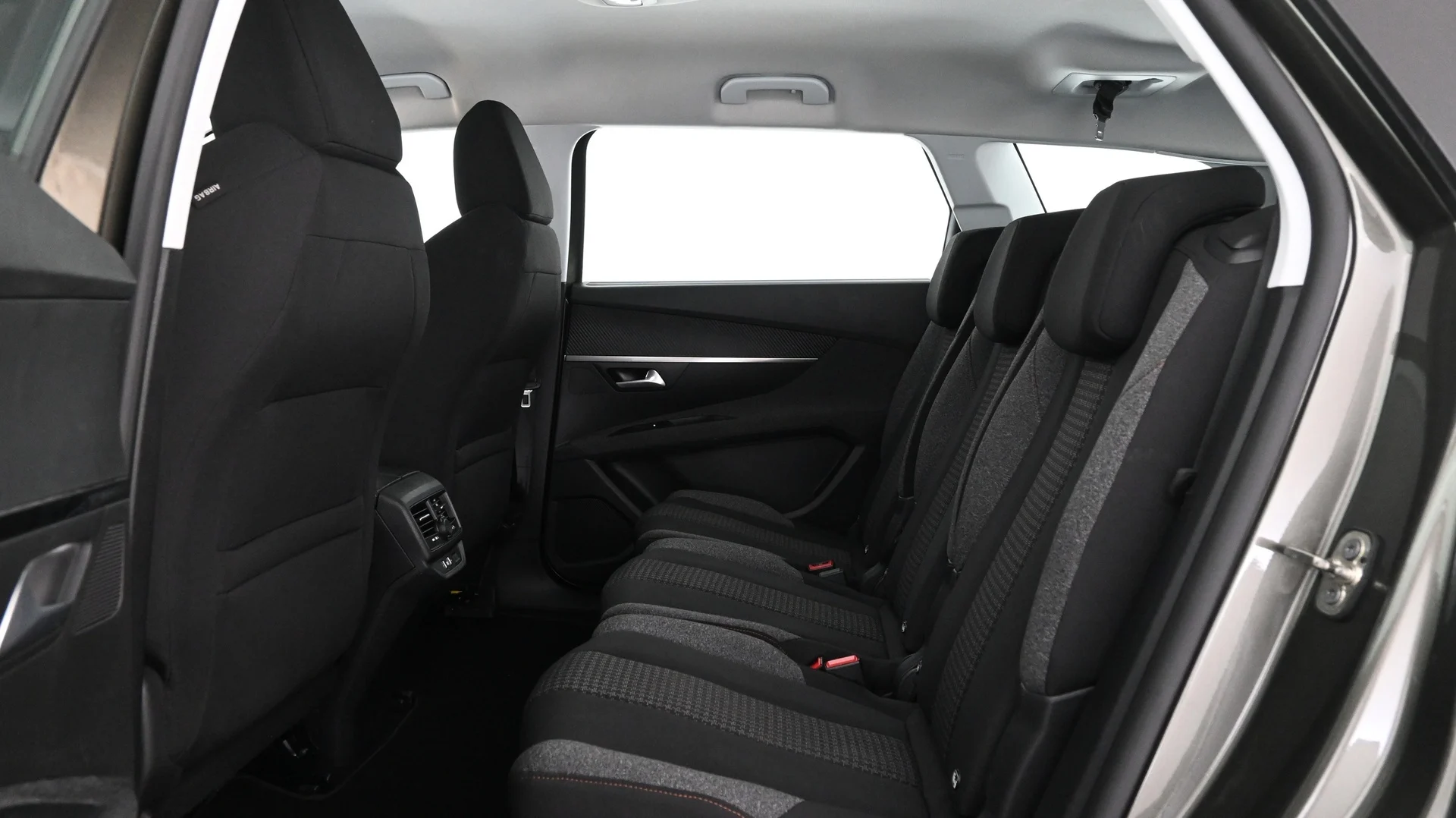 Car Image - 4ZQe2mzEq3YhB10Mxc7mvJ