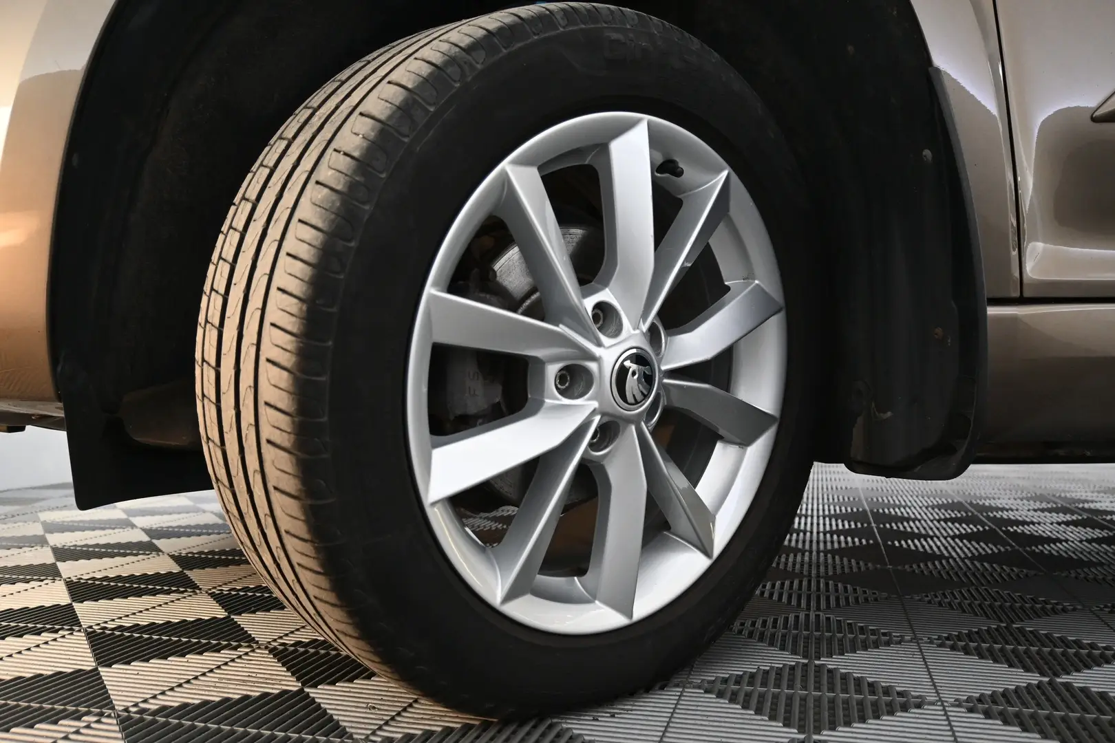 Car Image - 7orpfEMdGpuRieWXSZ9plI