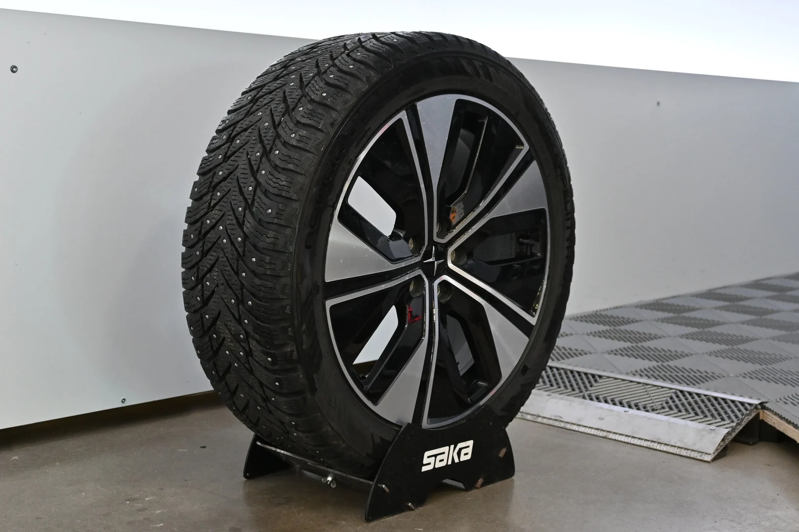 Car Image - 3OnZcBxmo0SqiV7BoXuAxw