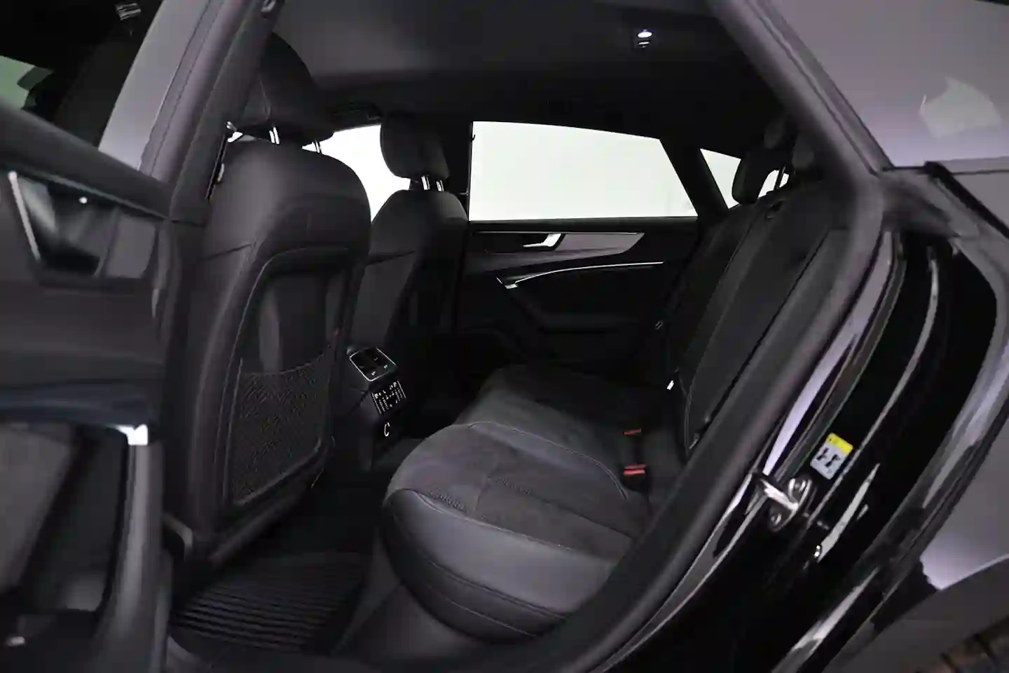 Car Image - DQGC945X4wOgbmkW1apdb
