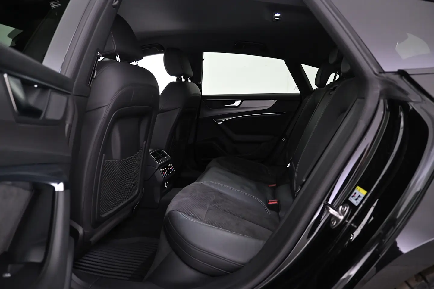 Car Image - DQGC945X4wOgbmkW1apdb