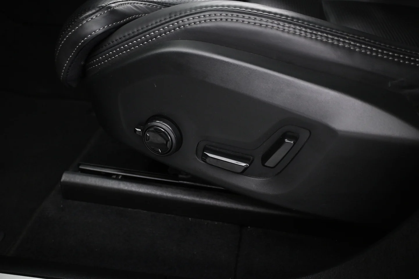 Car Image - LLAOYxD90prPZ24cgEeWR