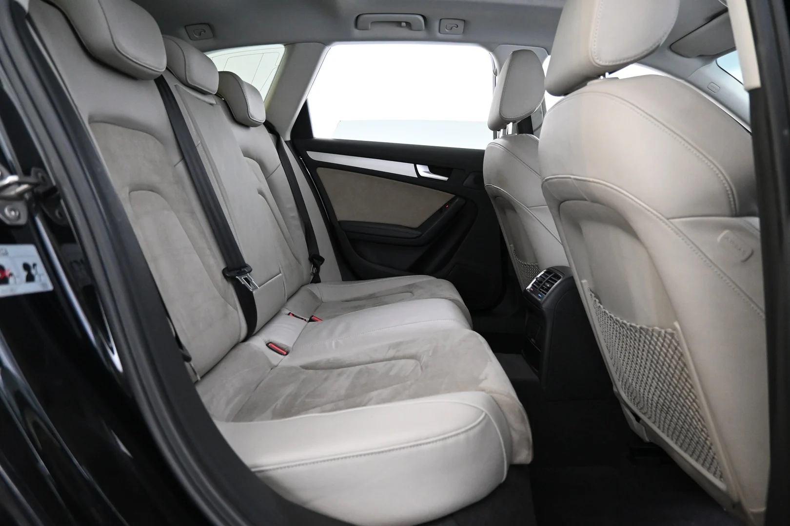 Car Image - zkEB4FGRwrl4XafVvgYa5