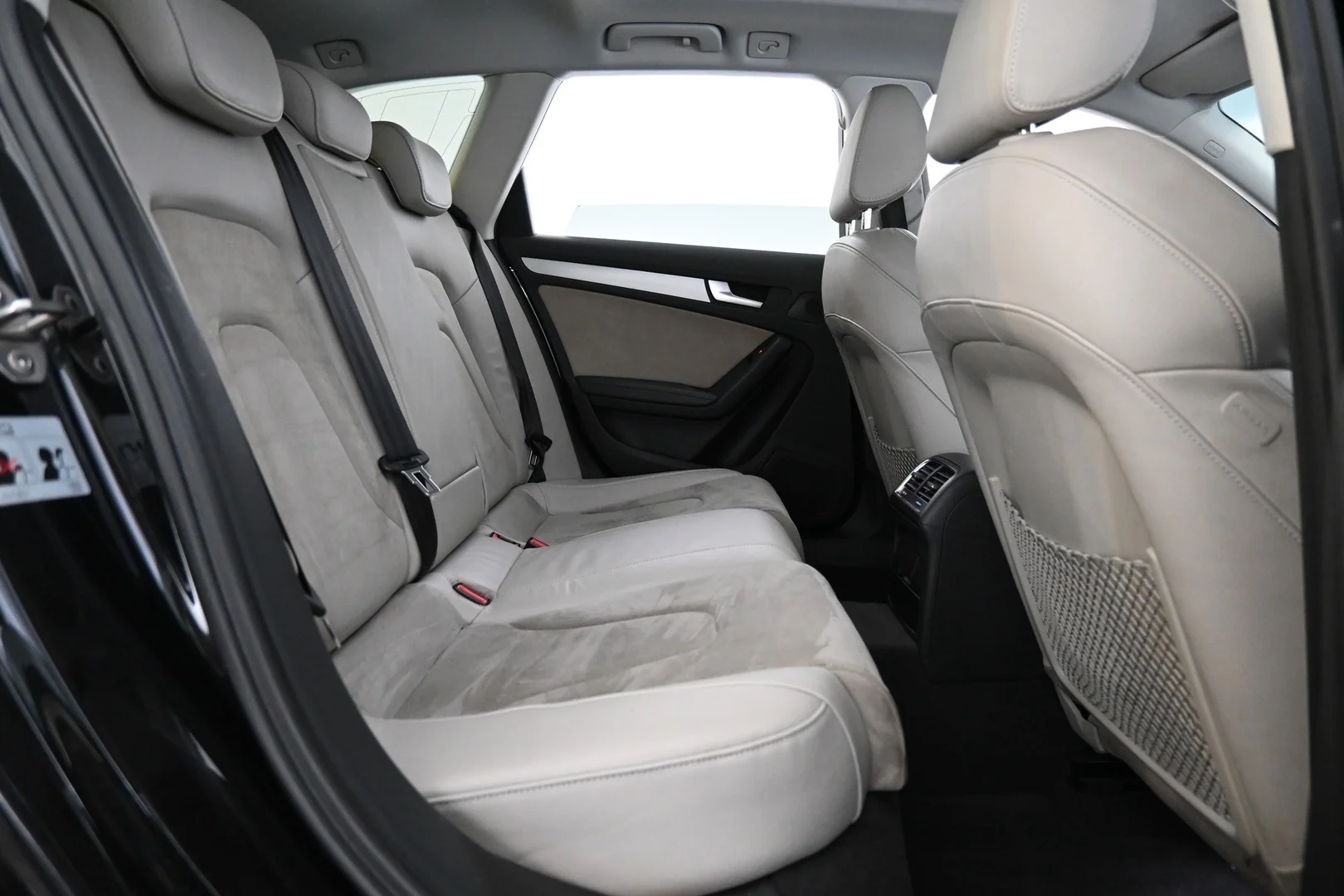 Car Image - zkEB4FGRwrl4XafVvgYa5