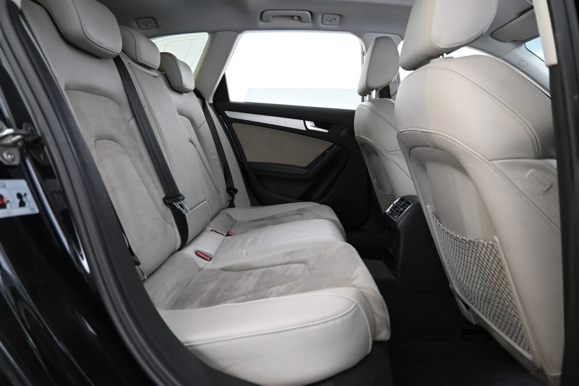 Car Image - zkEB4FGRwrl4XafVvgYa5